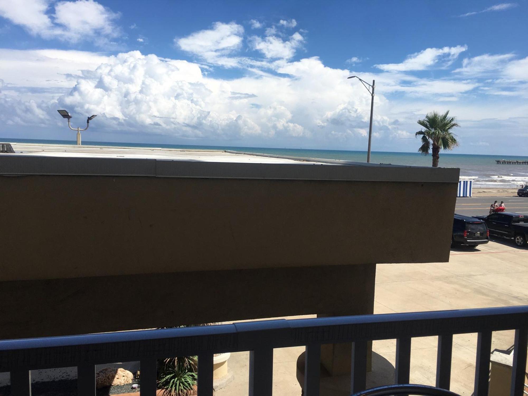 Best Western Plus Galveston Suites Экстерьер фото